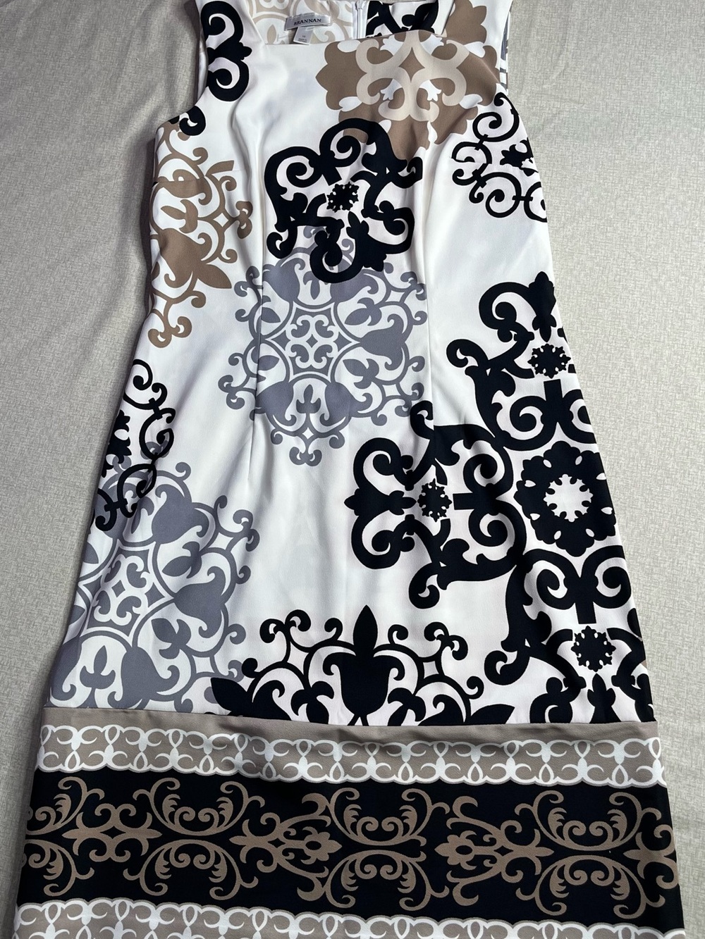 Brannan Sleeveless Printed Shift Dress in White, Black & Taupe